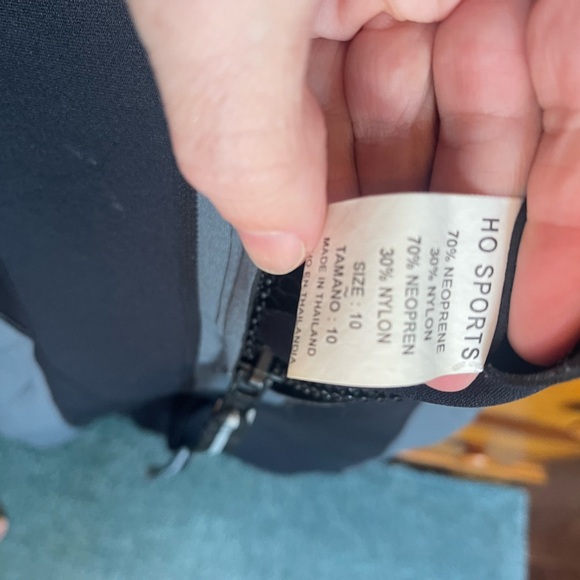 Sleek Black and Gray wetsuit for Surfing - Picture 3 of 4